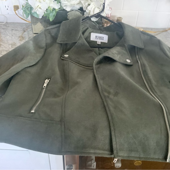 NWT woman’s soft faux suede moto jacket with a cropped hem forest green Size XL. - Picture 12 of 13